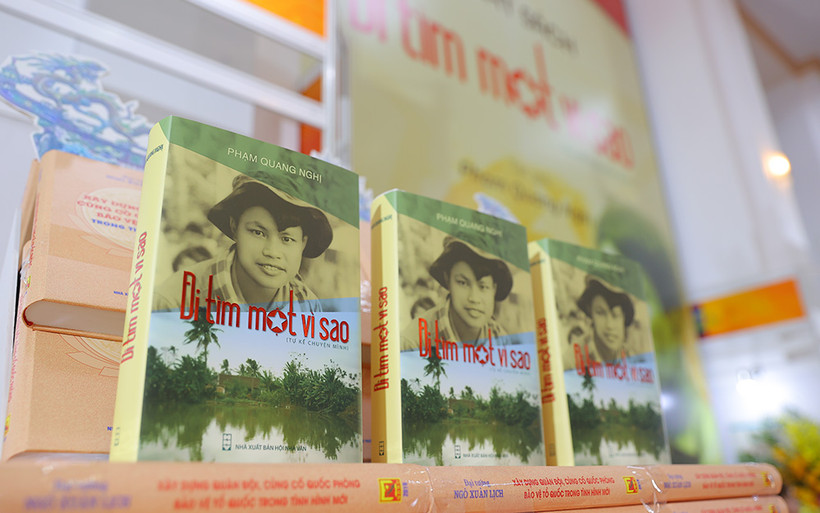 Cuốn sách "Đi tìm một vì sao". (Ảnh: HÒA NGUYỄN)