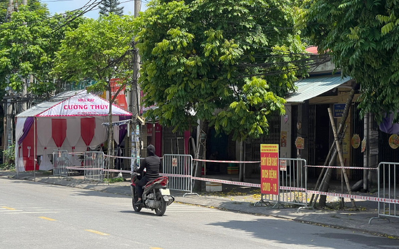 Đoạn phố Nguyễn Thị Duệ có cửa hàng xăm nơi N.V.L làm việc bị cách ly y tế