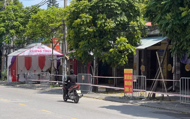 Đoạn phố Nguyễn Thị Duệ có cửa hàng xăm nơi N.V.L làm việc bị cách ly y tế