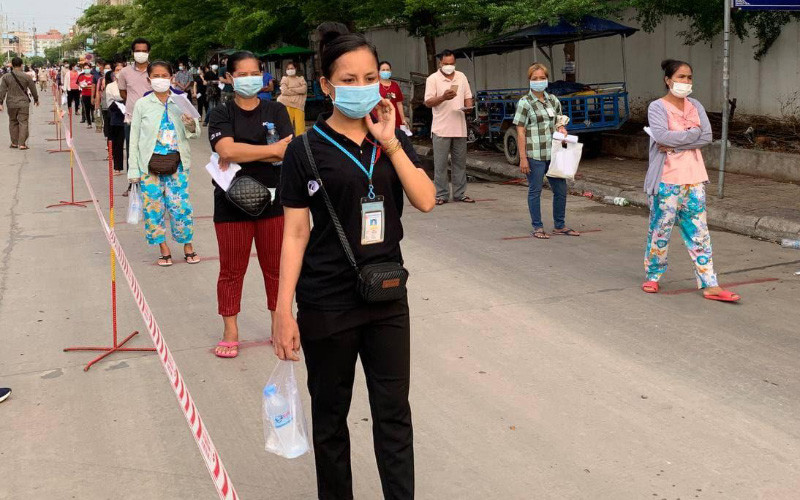 Người dân giữ khoảng cách an toàn trong một khu vực tiêm Vaccine ở Phnom Penh (Ảnh: Fresh News)