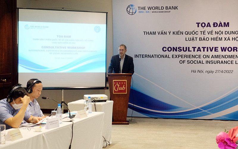 Ông Robert J.Palacios, Chuyên gia trưởng lĩnh vực an sinh xã hội khu vực Đông Á-Thái Bình Dương tham vấn ý kiến tại cuộc tọa đàm. (Ảnh TRUNG TÂM)