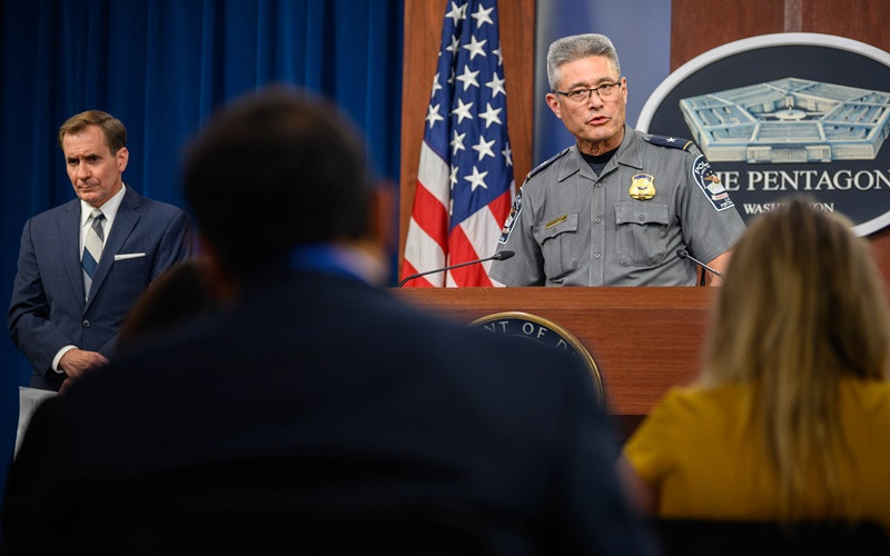 Thư ký Báo chí Lầu Năm Góc Kirby chủ trì cuộc họp báo chung với người đứng đầu Cơ quan Bảo vệ lực lượng Lầu Năm Góc Kusse tại Lầu Năm Góc, Washington, D.C., ngày 3/8. (Ảnh: Defense.gov)