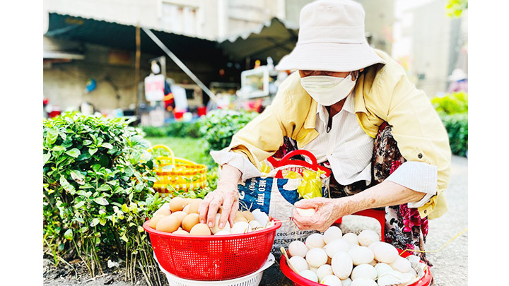 Với nhiều người bán hàng rong tại TP Hồ Chí Minh, đường về quê đón Tết năm nay như bị kéo dài. Họ buồn nhưng vẫn cố bám trụ, đợi ngày mọi thứ tốt đẹp hơn.