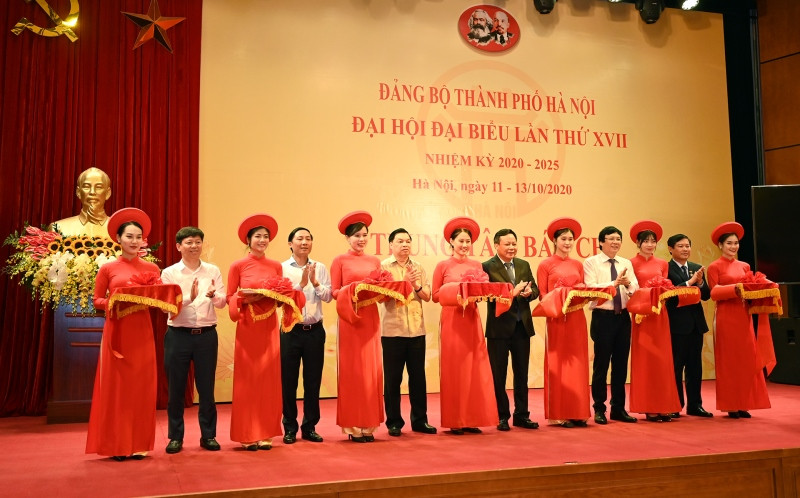 Các đại biểu cắt băng khai trương Trung tâm Báo chí Đại hội Đảng bộ thành phố Hà Nội lần thứ 17.