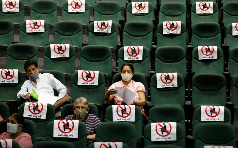 Những người được tiêm vaccine ngừa Covid-19 COVISHIELD do Viện Huyết thanh Ấn Độ sản xuất ngồi bên trong trung tâm tiêm chủng tại TP Ahmedabad. (Ảnh: Reuters)