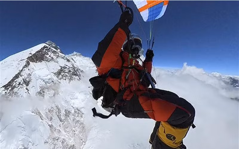 Ông Pierre Carter thực hiện cú nhảy với dù lượn từ đỉnh núi Everest, ngày 15/5/2022. (Ảnh: AFP/TTXVN)