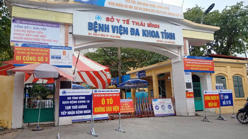 Bệnh viện Đa khoa tỉnh Thái Bình gỡ phong tỏa tạm thời từ ngày 10-5 nhưng vẫn kiểm soát chặt việc ra vào khu vực Khoa Lão khoa bởi đã xuất hiện các ca dương tính tại đây. (Ảnh: MAI TÚ)