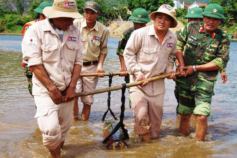 Lực lượng chức năng vận chuyển an toàn quả bom về khu vực hủy nổ.