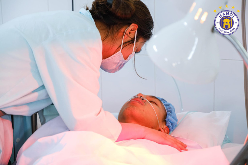 Hùng Dũng sau khi trải qua ca phẫu thuật. (Ảnh: Hanoi FC)