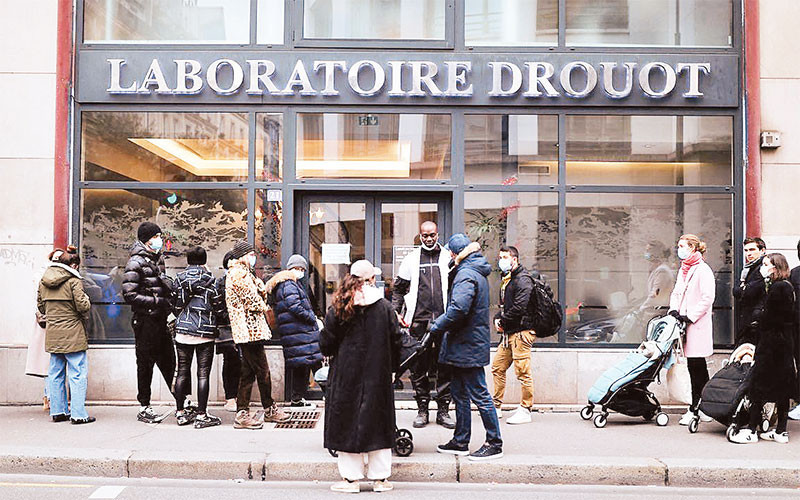 Người tiêm đủ vắc-xin tại Pháp được giảm thời gian cách ly nếu mắc Covid-19. Ảnh REUTERS 