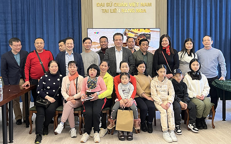 Đại sứ Việt Nam tại Nga Đặng Minh Khôi chụp ảnh với đoàn bà con sơ tán khỏi vùng chiến sự Ukraine. 