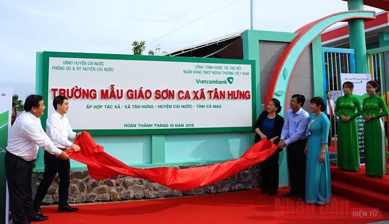 Chủ tịch Quốc hội Nguyễn Thị Kim Ngân gắn biển công trình Trường mẫu giáo Sơn Ca đạt chuẩn quốc gia cấp độ 1.