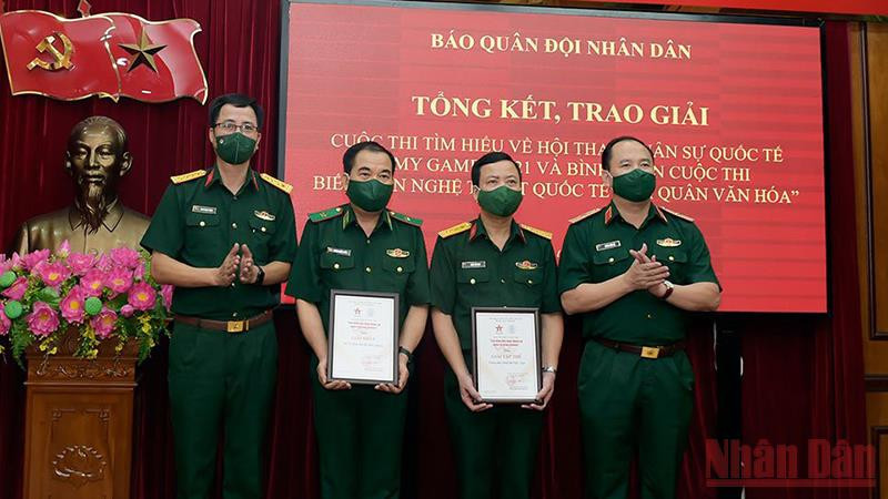 Thiếu tướng Đoàn Xuân Bộ, Tổng biên tập Báo Quân đội nhân dân và lãnh đạo Cục Tuyên huấn trao giải thưởng cho 02 tập thể.