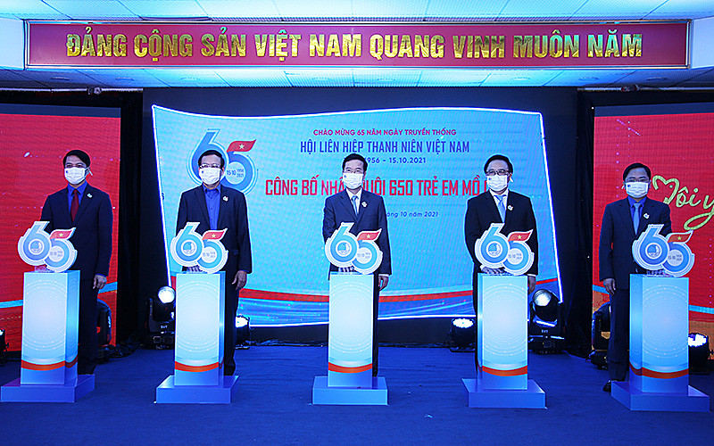 Các đồng chí lãnh đạo Đảng, Nhà nước khởi động chương trình đồng hành đến năm 18 tuổi đối với 650 trẻ mồ côi do đại dịch.