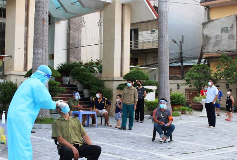 Một điểm lấy mẫu xét nghiệm gần Ngã tư Voi, phường Đông Vệ, TP Thanh Hóa.