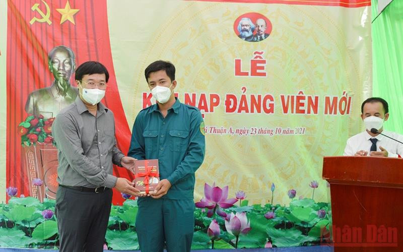 Bí thư Tỉnh ủy Đồng Tháp Lê Quốc Phong tặng quà chúc mừng đảng viên mới.