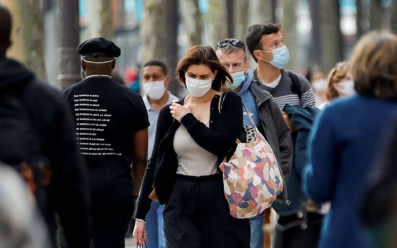 Người dân đeo khẩu trang đi bộ trên đại lộ Champs Elysees, ngày 27-5-2021. (Ảnh tư liệu: Reuters)