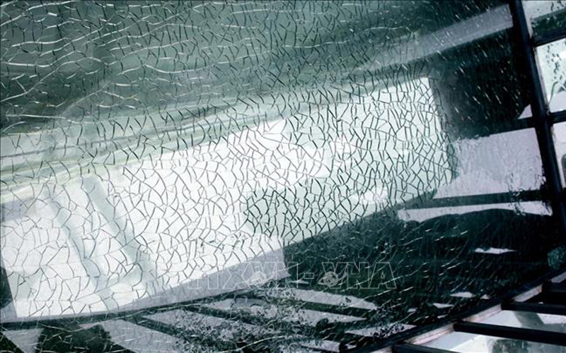 Tấm kính bị nứt tại Cầu kính Rồng Mây. (Ảnh: TTXVN)