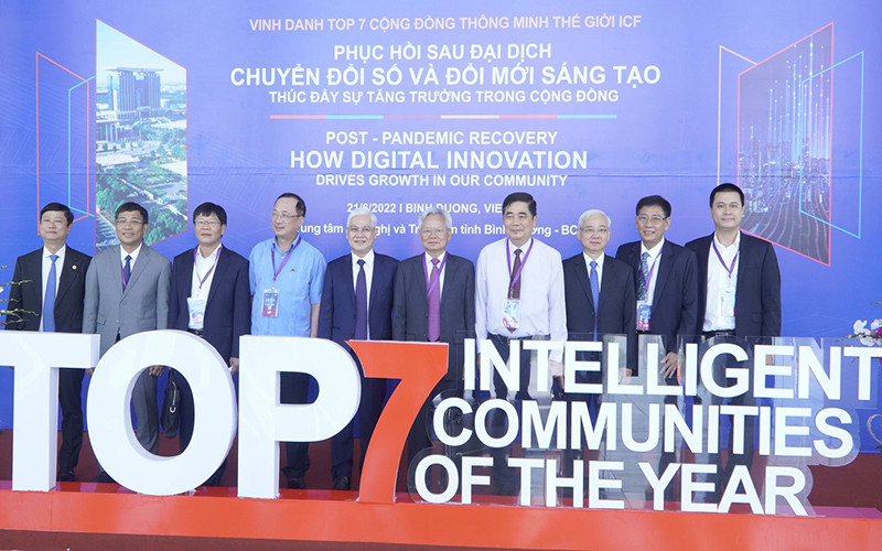 Lãnh đạo tỉnh Bình Dương và lãnh đạo ICF chúc mừng Bình Dương vào Top 7 ICF năm 2022.