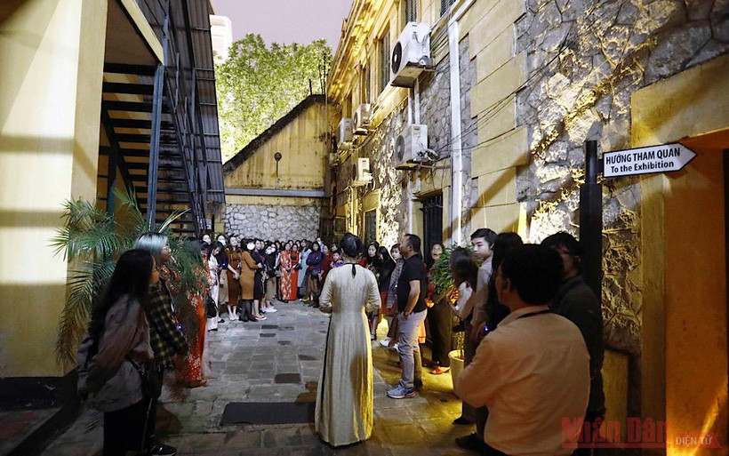 Bắt đầu hành trình trải nghiệm "Đêm thiêng liêng - Sống như những đoá hoa"