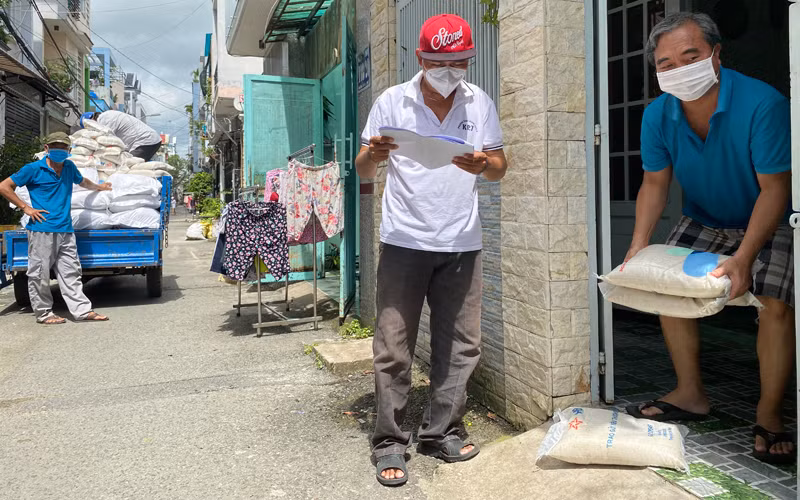 Tổ phát gạo Khu phố 7, phường Bình Hưng Hoà B, Quận Bình Tân phát 15 ký gạo cho mỗi hộ dân có hoàn cảnh khó khăn.