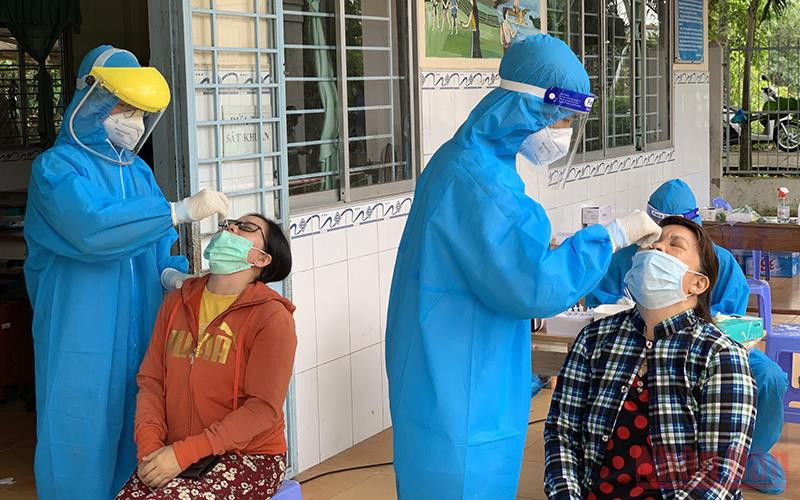 Lấy mẫu xét nghiêm cho người dân phường Lê Bình, quận Cái Răng, TP Cần Thơ.