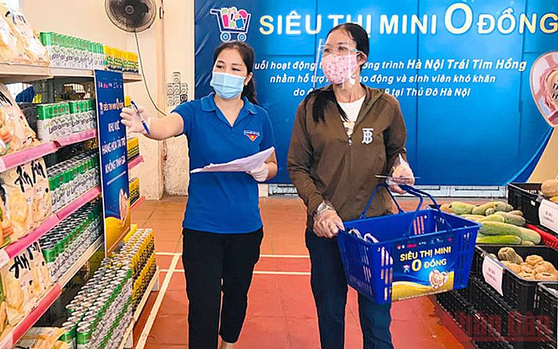 Đoàn viên, thanh niên tình nguyện hỗ trợ người dân chọn hàng tại “Siêu thị mini 0 đồng” thị xã Sơn Tây.