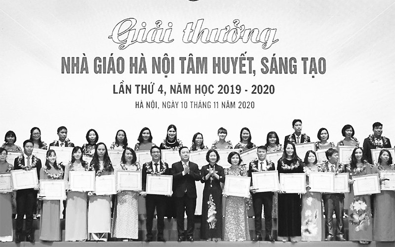 Các thầy giáo, cô giáo nhận Giải thưởng "Nhà giáo Hà Nội tâm huyết, sáng tạo" lần thứ 4, năm học 2019 - 2020.