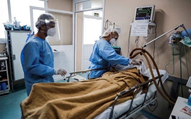 Bác sĩ chăm sóc cho bệnh nhân Coivd-19 phải điều trị tích cực, tại thành phố Porto Alegre, Brazil. (Ảnh: EPA)