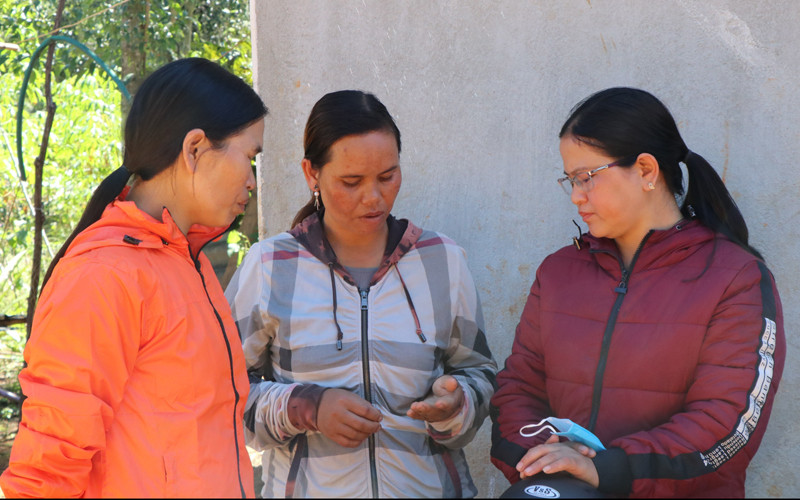 Cán bộ xã Đăk Ang, huyện Ngọc Hồi đi xác minh việc hỗ trợ bão lũ năm 2018 tại nhà chị Y Đan.