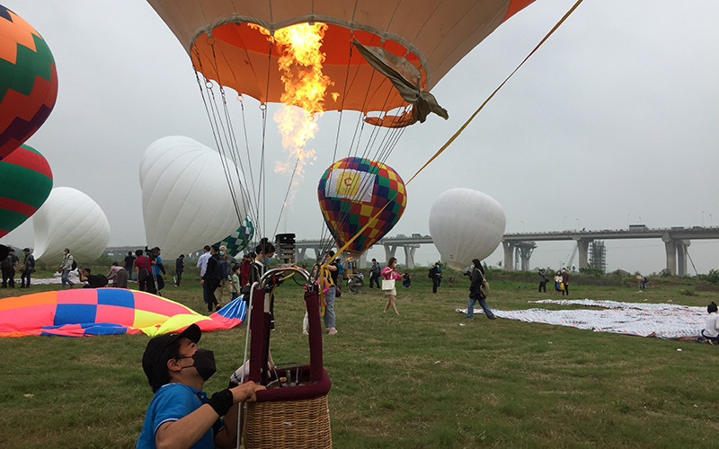 Các kỹ thuật viên điều khiển khinh khí cầu.