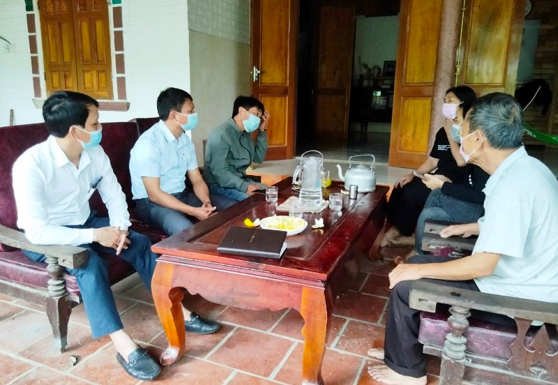 Đại diện lãnh đạo xã Thọ Điền (Vũ Quang) chia sẻ khó khăn do thiếu đất sản xuất cùng người dân. 