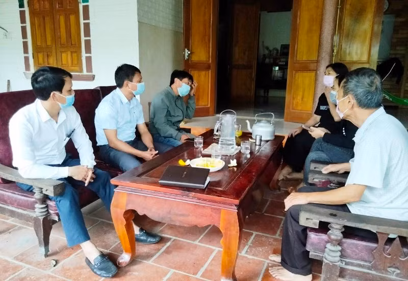 Đại diện lãnh đạo xã Thọ Điền (Vũ Quang) chia sẻ khó khăn do thiếu đất sản xuất cùng người dân. 