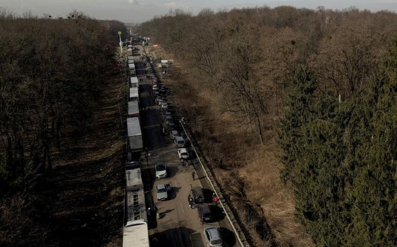 Đoàn xe ô-tô của người di tản Ukraine nối đuôi nhau ở Mostyska, Ukraine, gần biên giới với Ba Lan, ngày 26/2/2022. (Ảnh: REUTERS)
