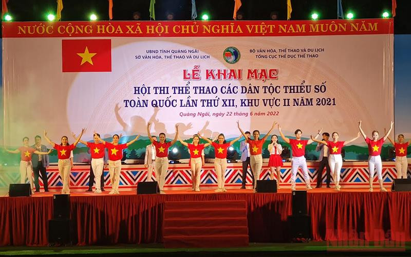 Biểu diễn nghệ thuật chào mừng tại lễ khai mạc hội thi.