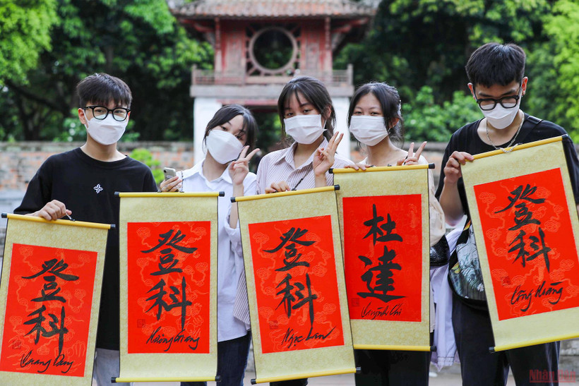 Sĩ tử đến Văn Miếu cầu may trước kỳ thi tốt nghiệp THPT