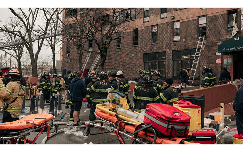 Lực lượng cứu hỏa làm việc tại hiện trường vụ hỏa hoạn. (Nguồn: CNN)