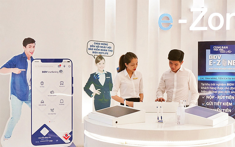 Khách hàng trải nghiệm dịch vụ e-Zone tại Ngân hàng Ðầu tư và Phát triển Việt Nam (BIDV). Ảnh: Ðăng Anh