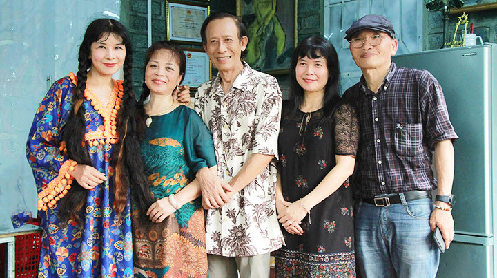 Nhà thơ Jang Geon-Seob (bên phải) và các văn nghệ sĩ Việt Nam tại Hà Nội. 