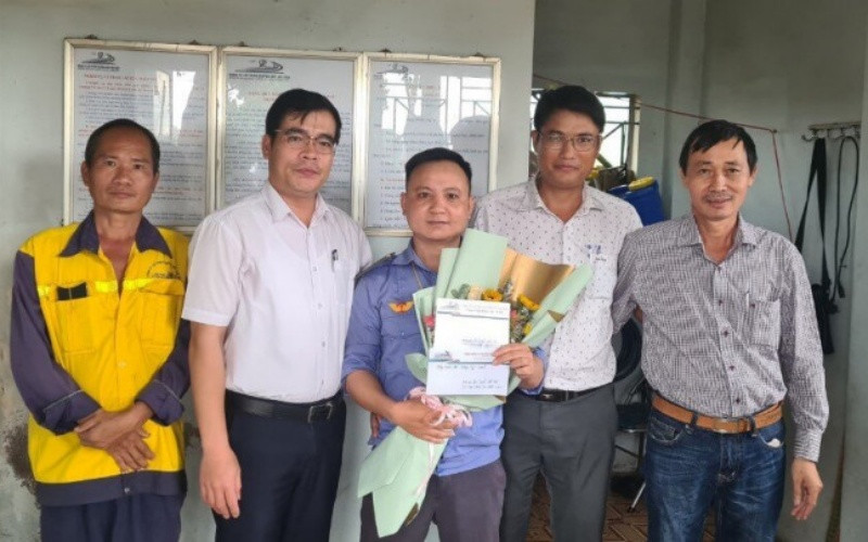 Thưởng “nóng” nhân viên đường sắt cứu người ở Đồng Nai.