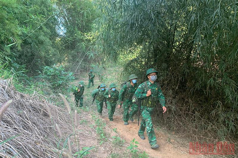 Các chiền sĩ Đồn Biên phòng Ea H’leo trên đường tuần tra canh gác bảo vệ biên giới.