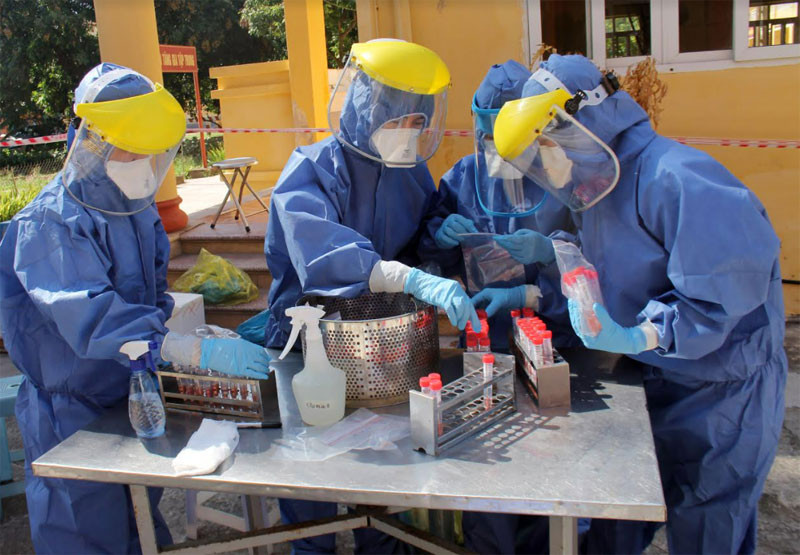 Cán bộ y tế tỉnh Hưng Yên lấy mẫu, làm xét nghiệm Covid-19.