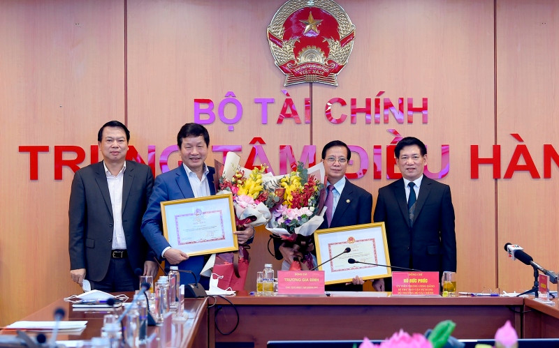 Bộ trưởng Tài chính Hồ Đức Phớc trao tặng Bằng khen của Bộ trưởng Tài chính cho Công ty Cổ phần FPT và Tập đoàn SOVICO.