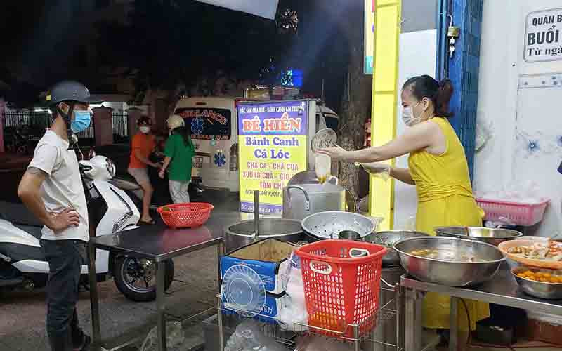 Các quán ăn sẽ được phục vụ ăn uống tại chỗ không quá 50% công suất.