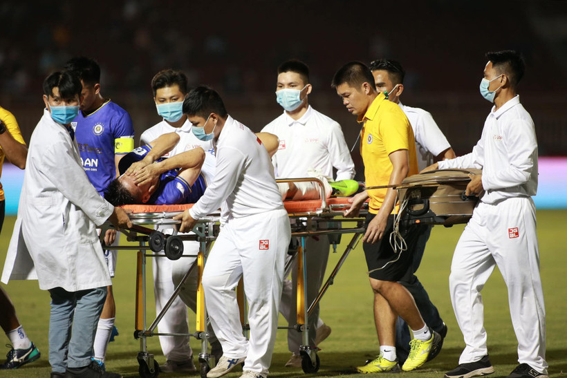 Hùng Dũng đau đớn khi được đưa ra xe cứu thương bằng cáng. (Ảnh: N.A)