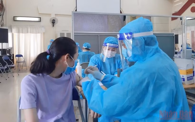 Lấy mẫu test nhanh Covid-19 cho lực lượng công nhân tại Tiền Giang.