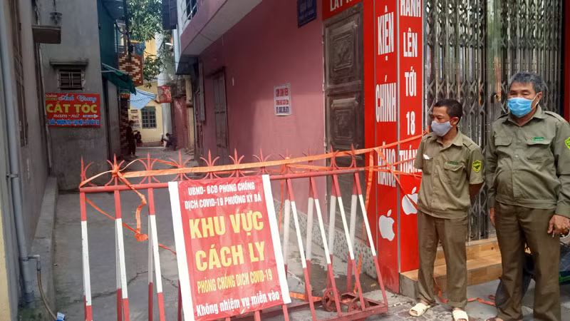 Ngõ 417, phố Lý Bôn (TP Thái Bình), nơi sinh viên Đại học Y Dược Thái Bình dương tính với SARS-CoV-2 sinh sống.