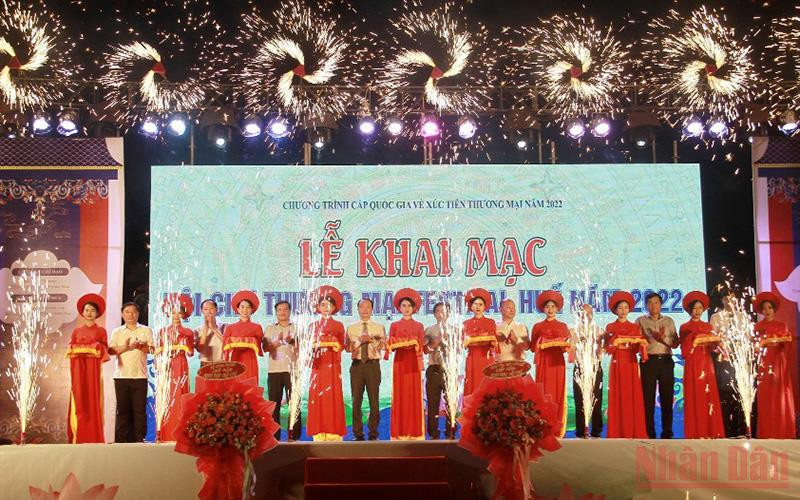 Cắt băng khai mạc Hội chợ thương mại Festival Huế 2022.