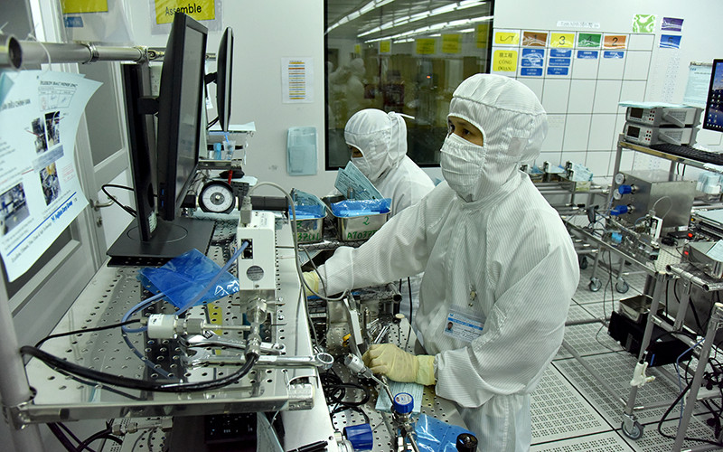 Công nhân làm việc tại Khu công nghiệp VSIP Bắc Ninh được trang bị đồ bảo hộ chống dịch Covid-19, bảo đảm hoạt động sản xuất. Ảnh: Thanh Trúc