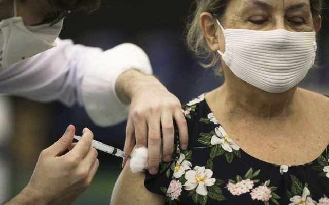 Nhân viên y tế tiêm vaccine ngừa Covid-19 cho một người cao tuổi tại Rio de Janeiro, Brazil, ngày 18-3-2021. (Ảnh: Reuters)
